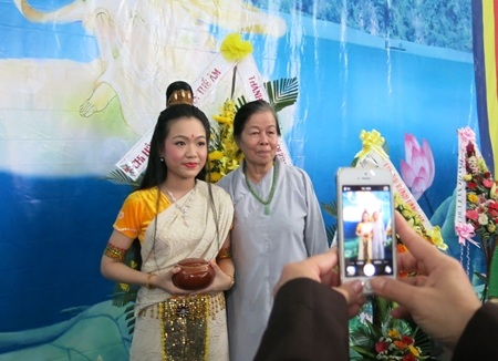 Phật tử, du khách cùng lưu niệm với diễn viên đoàn hóa trang tham dự lễ rước