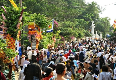 Từ sáng sớm, dòng người về dự lễ hội đã đông kín đường dẫn về chùa Quán Thế Âm