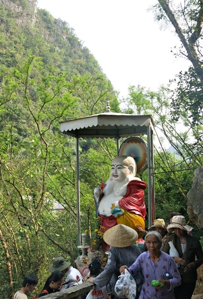 Du khách tham quan, viếng chùa trong các hang động trên núi ở khu danh thắng Ngũ Hành Sơn