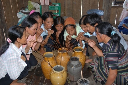 Các đồng bào dân tộc Hrê (miền núi Quảng Ngãi) cùng nhau uống rượu cần trong dịp tết