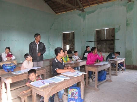 Thầy Bùi Tấn My đang hướng dẫn em Phạm Xuân Tiên làm toán