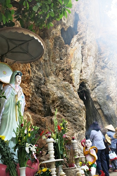 Du khách tham quan, viếng chùa trong các hang động trên núi ở khu danh thắng Ngũ Hành Sơn