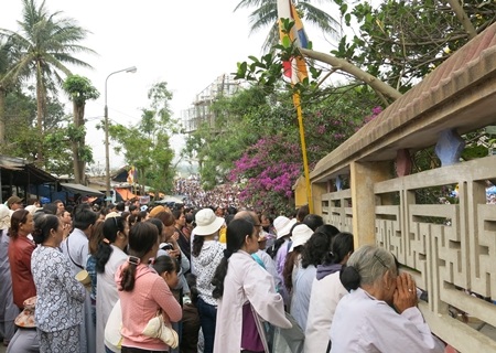 Nhiều người phải chiêm bái lễ rước từ bên ngoài