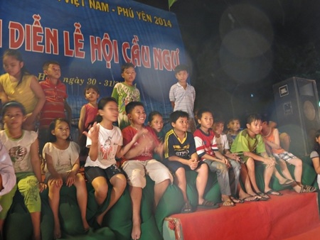 Đông đảo người dân và du khách đến chờ xem lễ hội từ sớm