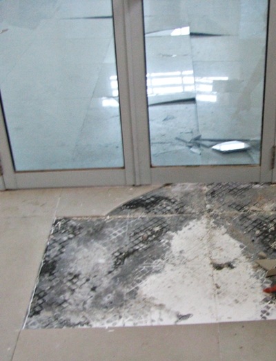 Trần nhà tầng ba của Bảo tàng có nhiều lổ thủng to như này