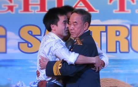 Anh hùng lực lượng vũ trang nhân dân, đại úy Vũ Huy Lễ (phải) xúc động gặp lại đồng đội