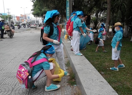 Học trò ra quân thu gom rác để học sống xanh - 2 Các em học sinh ra quân thu gom rác tại Công viên 29/3 (Đà Nẵng) trong ngày 25/3.