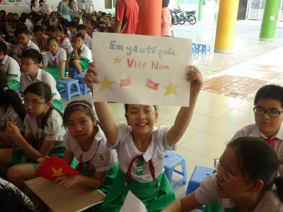 450 học sinh tiểu học xếp hình bản đồ Tổ quốc và nhìn về Biển Đông - 3 Học sinh tự làm các biểu ngữ với các thông điệp từ đáy lòng sau buổi học Nhìn về Biển Đông