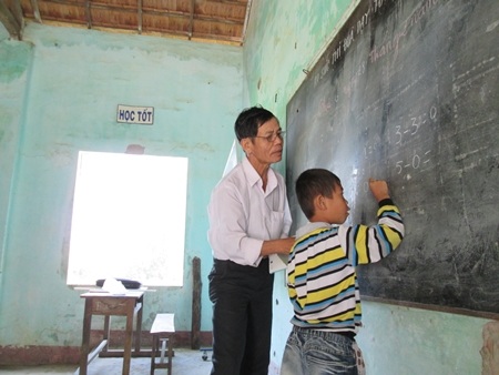 Thầy Bùi Tấn My đang hướng dẫn em Phạm Xuân Tiên làm toán