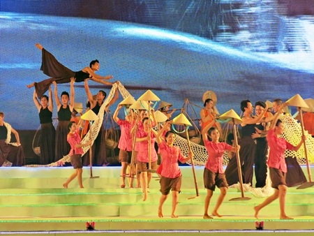 Phần mở màn tái hiện lễ hội cầu ngư của người dân vùng biển 