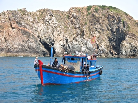 Từ du thuyền nhìn ra khoảng giữa vịnh có nhiều hòn đảo nhỏ có hình thù độc đáo