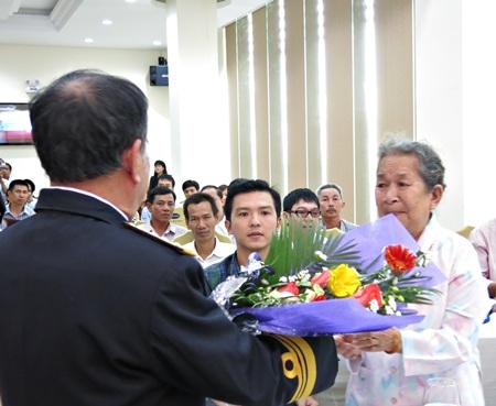 Dâng hoa tặng mẹ của anh hùng liệt sỹ Trần Văn Phương