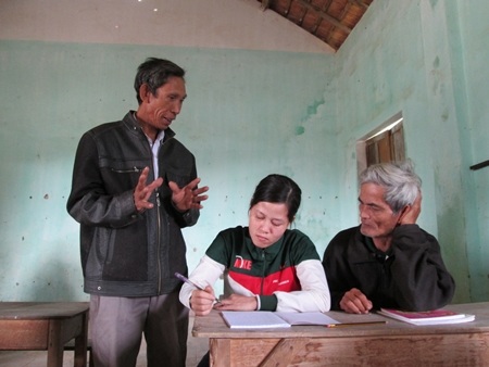 Thầy Bùi Tấn My đang hướng dẫn em Phạm Xuân Tiên làm toán