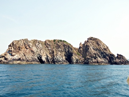 Từ du thuyền nhìn ra khoảng giữa vịnh có nhiều hòn đảo nhỏ có hình thù độc đáo