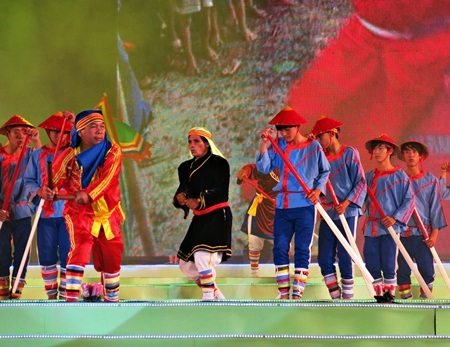 Phần mở màn tái hiện lễ hội cầu ngư của người dân vùng biển 