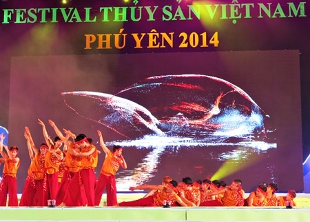 Phần mở màn tái hiện lễ hội cầu ngư của người dân vùng biển 