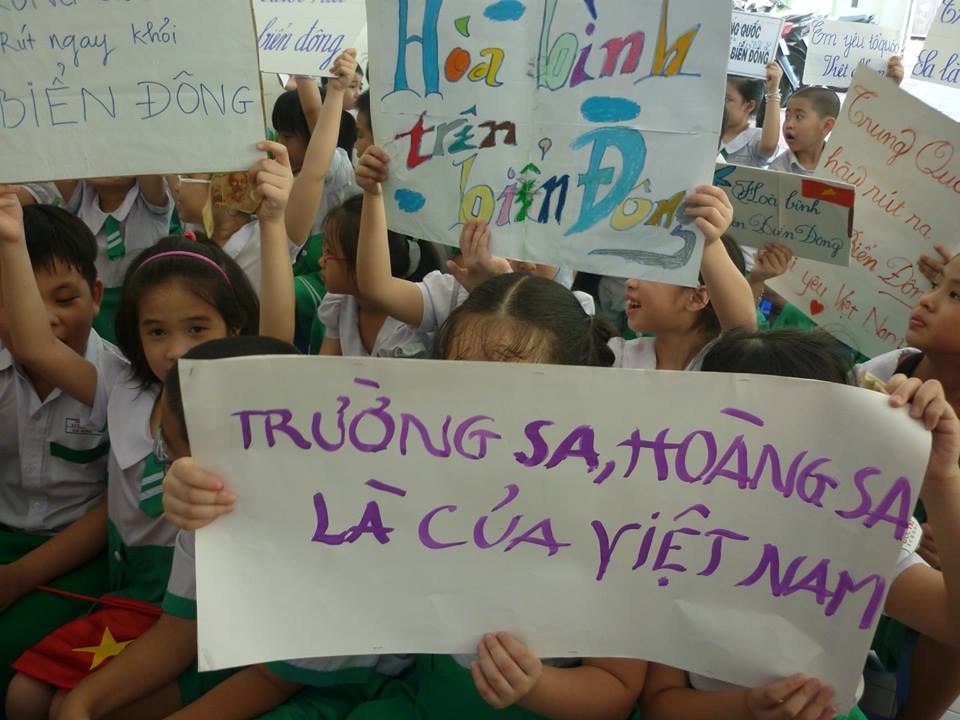450 học sinh tiểu học xếp hình bản đồ Tổ quốc và nhìn về Biển Đông - 4 Học sinh tự làm các biểu ngữ với các thông điệp từ đáy lòng sau buổi học Nhìn về Biển Đông