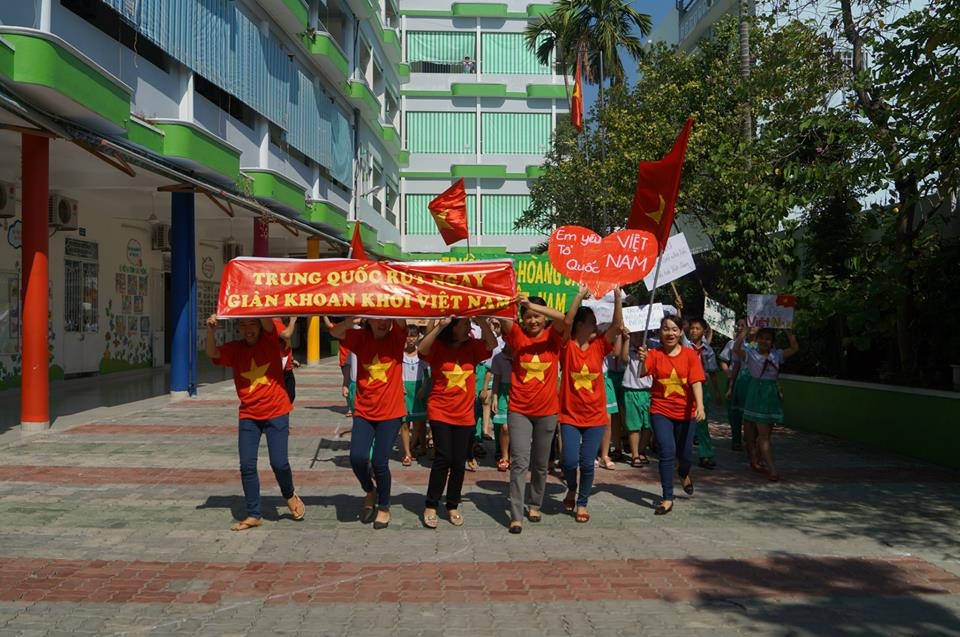 450 học sinh tiểu học xếp hình bản đồ Tổ quốc và nhìn về Biển Đông - 6 Học sinh cùng thầy cô giáo diễu hành hô vang khẩu hiệu khẳng định chủ quyền biển đảo của Việt Nam.