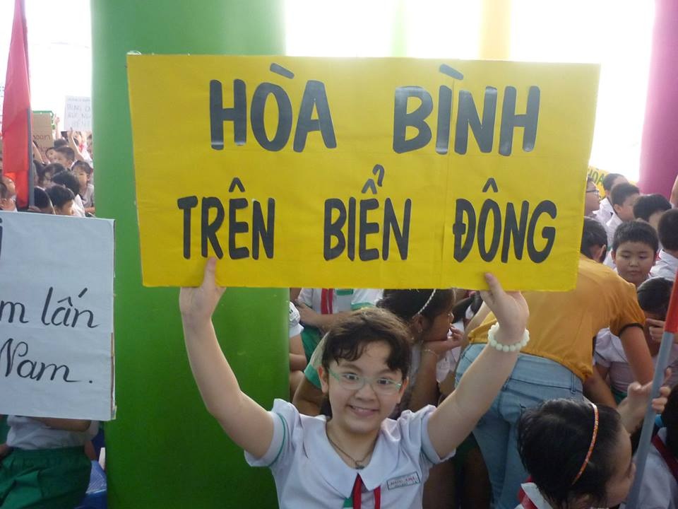 450 học sinh tiểu học xếp hình bản đồ Tổ quốc và nhìn về Biển Đông - 5 Học sinh tự làm các biểu ngữ với các thông điệp từ đáy lòng sau buổi học Nhìn về Biển Đông