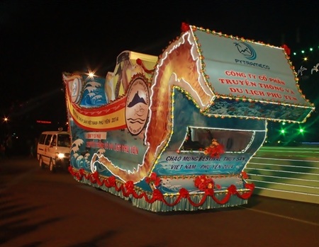 Hàng chục xe hoa được trang trí lộng lẫy 