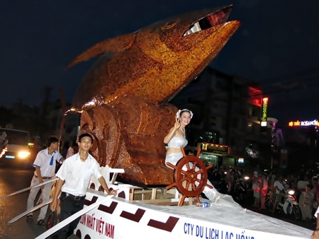 Tác phẩm nghệ thuật “Bò Gù” con cá ngừ đại dương được làm bằng vỏ gáo dừa lớn nhất Việt Nam