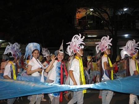 Thu hút người dân và du khách nhất là các đoàn diễn viên hóa trang theo chủ đề Sắc màu của biển