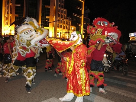 Thu hút người dân và du khách nhất là các đoàn diễn viên hóa trang theo chủ đề Sắc màu của biển