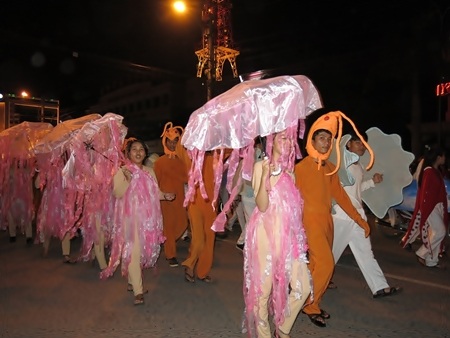 Thu hút người dân và du khách nhất là các đoàn diễn viên hóa trang theo chủ đề Sắc màu của biển