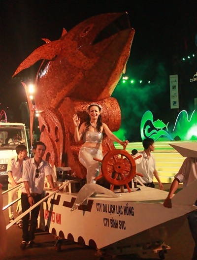 Lễ hội đường phố với quy mô lớn hiếm thấy ở Phú Yên thu hút người dân và du khách