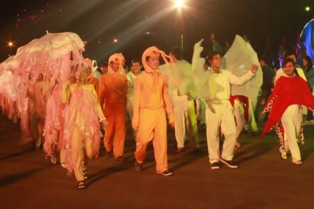 Thu hút người dân và du khách nhất là các đoàn diễn viên hóa trang theo chủ đề Sắc màu của biển