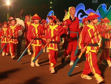 Thu hút người dân và du khách nhất là các đoàn diễn viên hóa trang theo chủ đề Sắc màu của biển