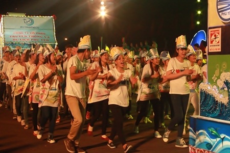 Thu hút người dân và du khách nhất là các đoàn diễn viên hóa trang theo chủ đề Sắc màu của biển