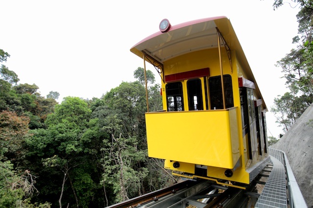 Việt Nam lần đầu tiên có tàu hỏa leo núi bằng cáp kéo - 4 Những tàu hỏa leo núi lần đầu tiên có ở Việt Nam vừa được đưa lên đỉnh Bà Nà Hills