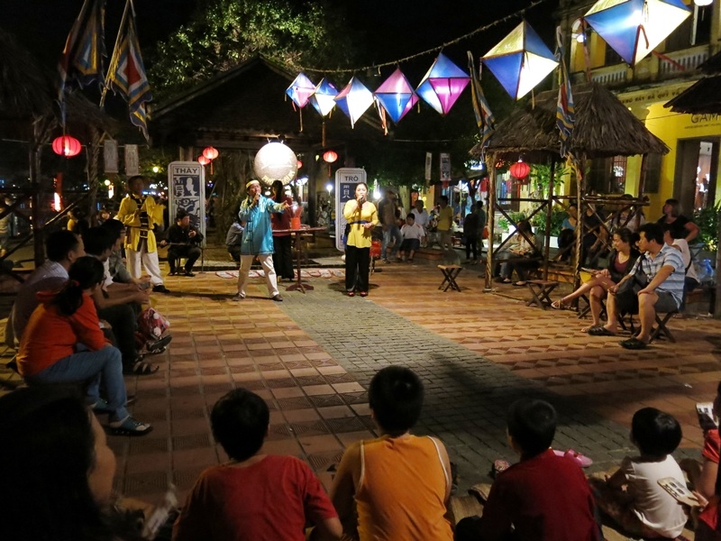 Du khách tham quan và chơi Bài Chòi ở phố cổ Hội An