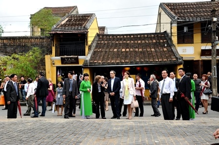 Đoàn đã đi dạo và ghé thăm nhiều điểm di tích trong khu vực trung tâm phố cổ Hội An