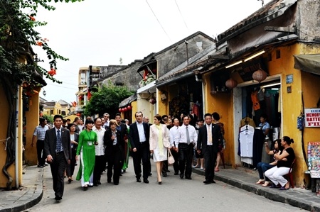 Đoàn đã đi dạo và ghé thăm nhiều điểm di tích trong khu vực trung tâm phố cổ Hội An