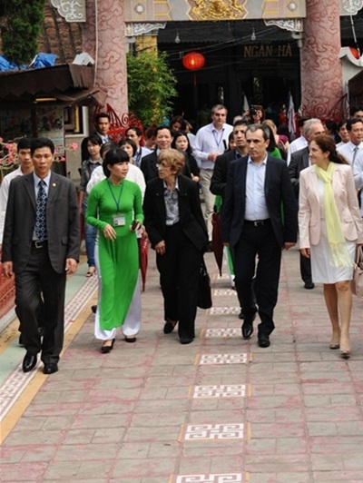 Đoàn đã đi dạo và ghé thăm nhiều điểm di tích trong khu vực trung tâm phố cổ Hội An