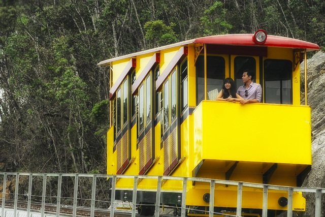 Việt Nam lần đầu tiên có tàu hỏa leo núi bằng cáp kéo - 5 Những tàu hỏa leo núi lần đầu tiên có ở Việt Nam vừa được đưa lên đỉnh Bà Nà Hills