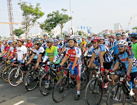 Hơn 200 cua rơ chinh phục đỉnh Sơn Trà khởi động Mùa du lịch biển