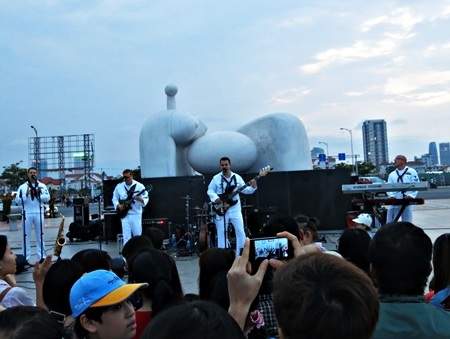 Buổi trình diễn thu hút đông đảo người dân và du khách thưởng thức