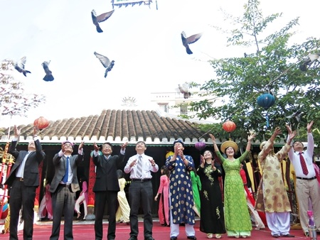 Thả chim bồ câu lễ cầu quốc thái dân an 