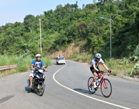 Các cổ động viên nhiệt tình theo suốt chặng đường đua