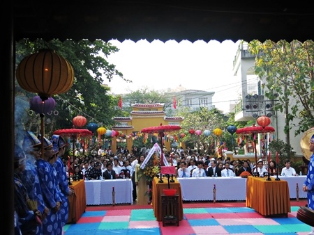 Đông đảo người dân về dự lễ hội đình làng Hải Châu và dâng hương lên tổ đình