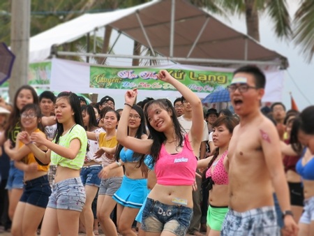Màn flashmob sôi động thu hút đông đảo người dân và du khách cùng tham gia
