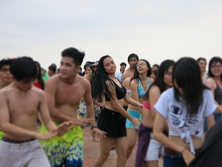 Màn flashmob sôi động thu hút đông đảo người dân và du khách cùng tham gia