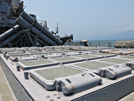 Hệ thống tên lửa thẳng đứng có khả năng bắn đồng loạt khoảng 90 tên lửa trên tàu.