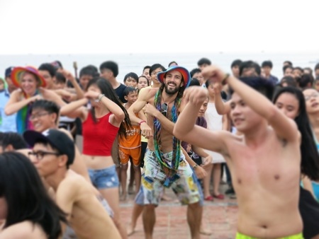 Màn flashmob sôi động thu hút đông đảo người dân và du khách cùng tham gia