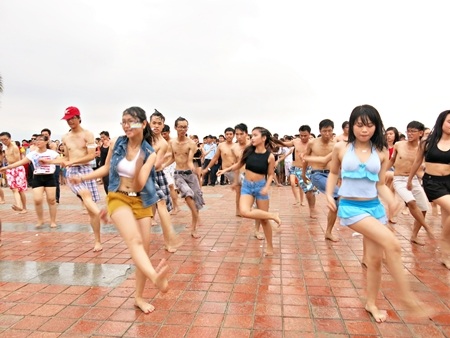 Màn flashmob sôi động thu hút đông đảo người dân và du khách cùng tham gia