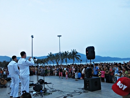 Buổi trình diễn thu hút đông đảo người dân và du khách thưởng thức