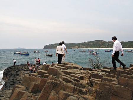 Gành Đá Đĩa nằm ở xã An Ninh Đông,huyện Tuy An, Phú Yên